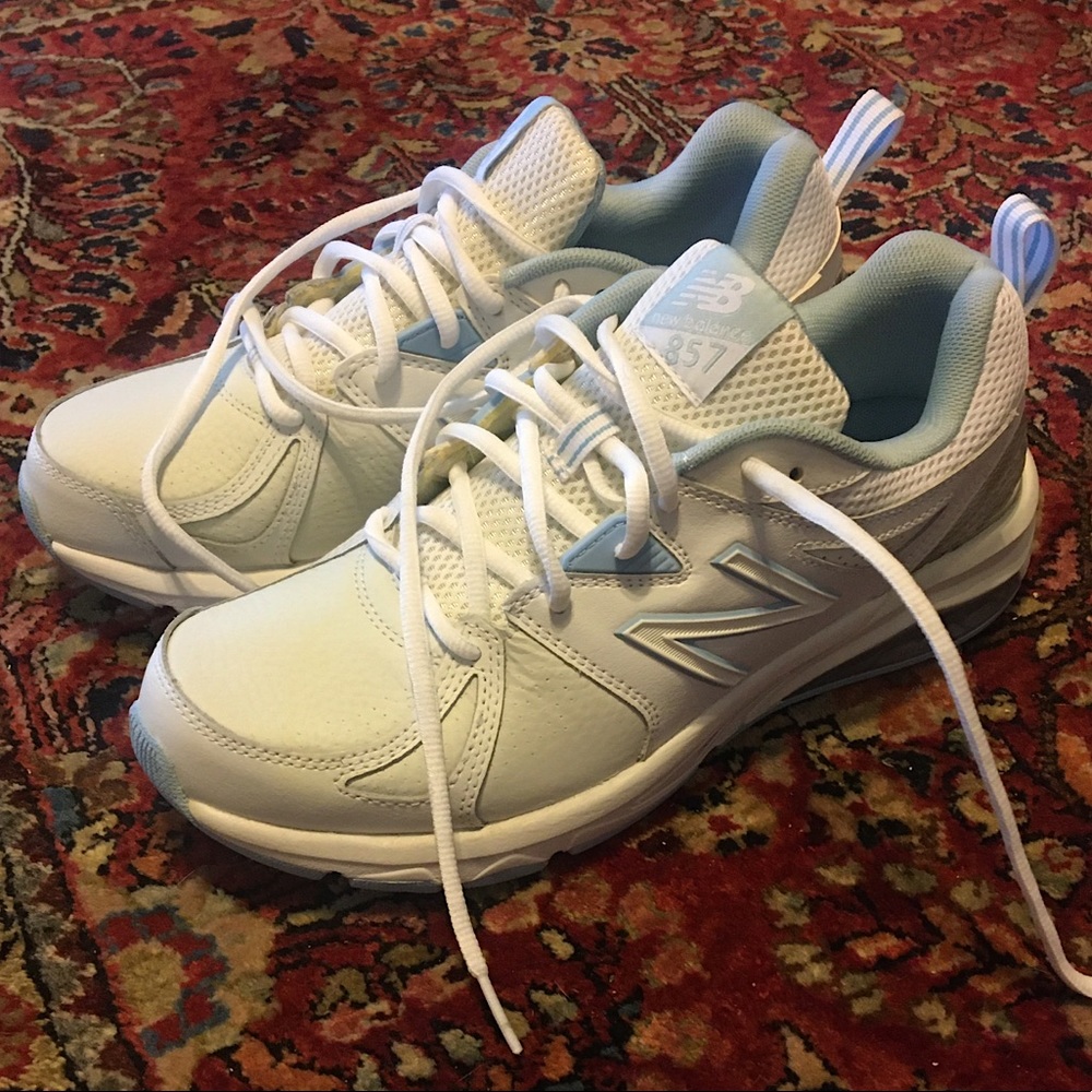 Womens Size 9 / New Balance 857 V2 Cross Trainer Tennis Shoe / white/ light blue